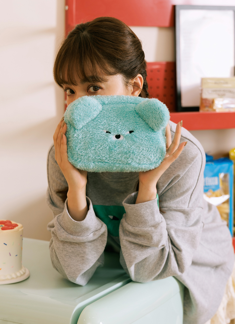 GraceGift Wasabi Bear聯名 芥末熊 格紋絨毛化妝包 藍綠色 實拍圖