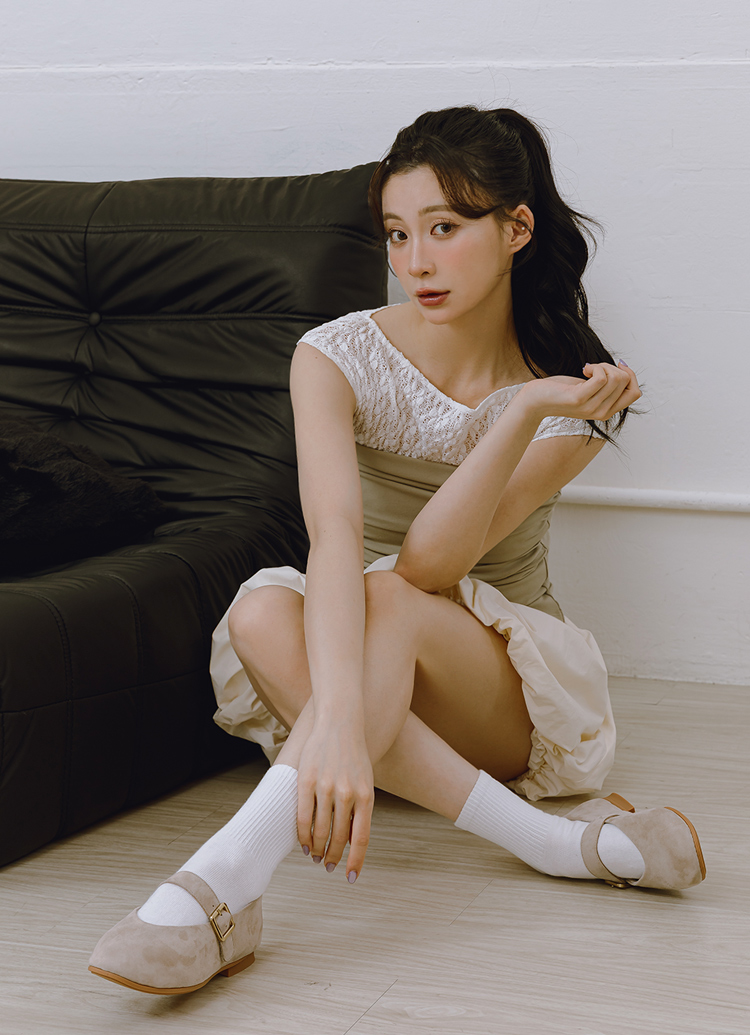 GraceGift 平價女鞋 時尚秀場 圓頭 精品級金屬方釦真皮平底瑪莉珍鞋 卡其色