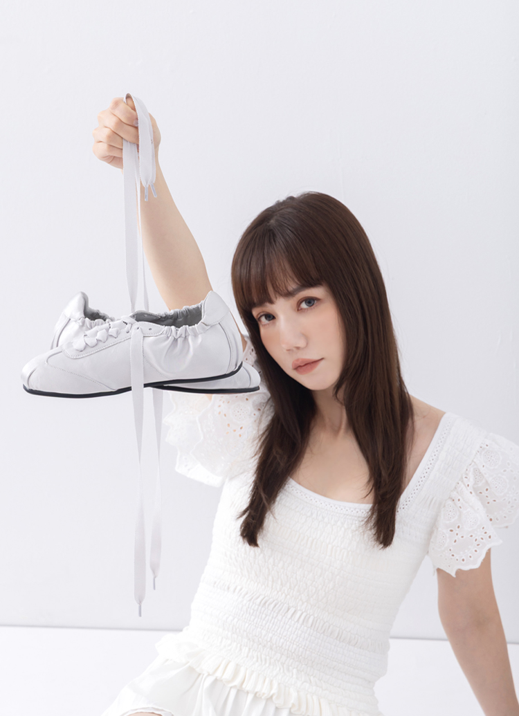 GraceGift平價女鞋 時尚秀場 圓頭 質感柔光緞面芭蕾舞薄底德訓鞋 灰色