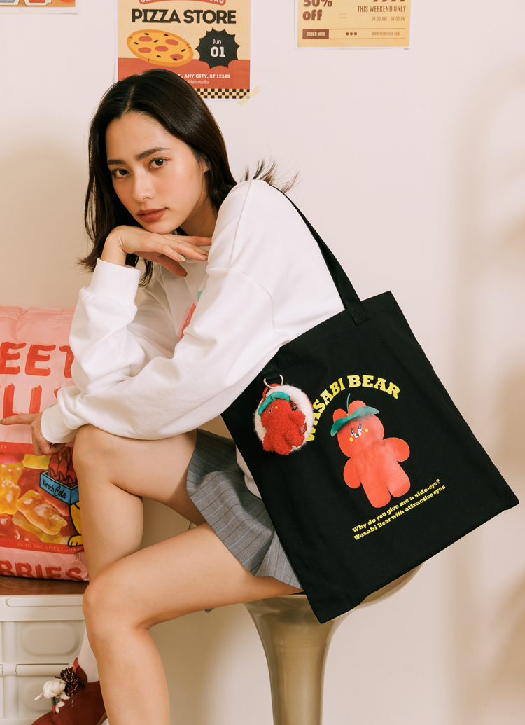 Grace Gift 平價女鞋 Wasabi Bear 聯名 辣椒醬熊 印花帆布包 正紅色 實拍圖