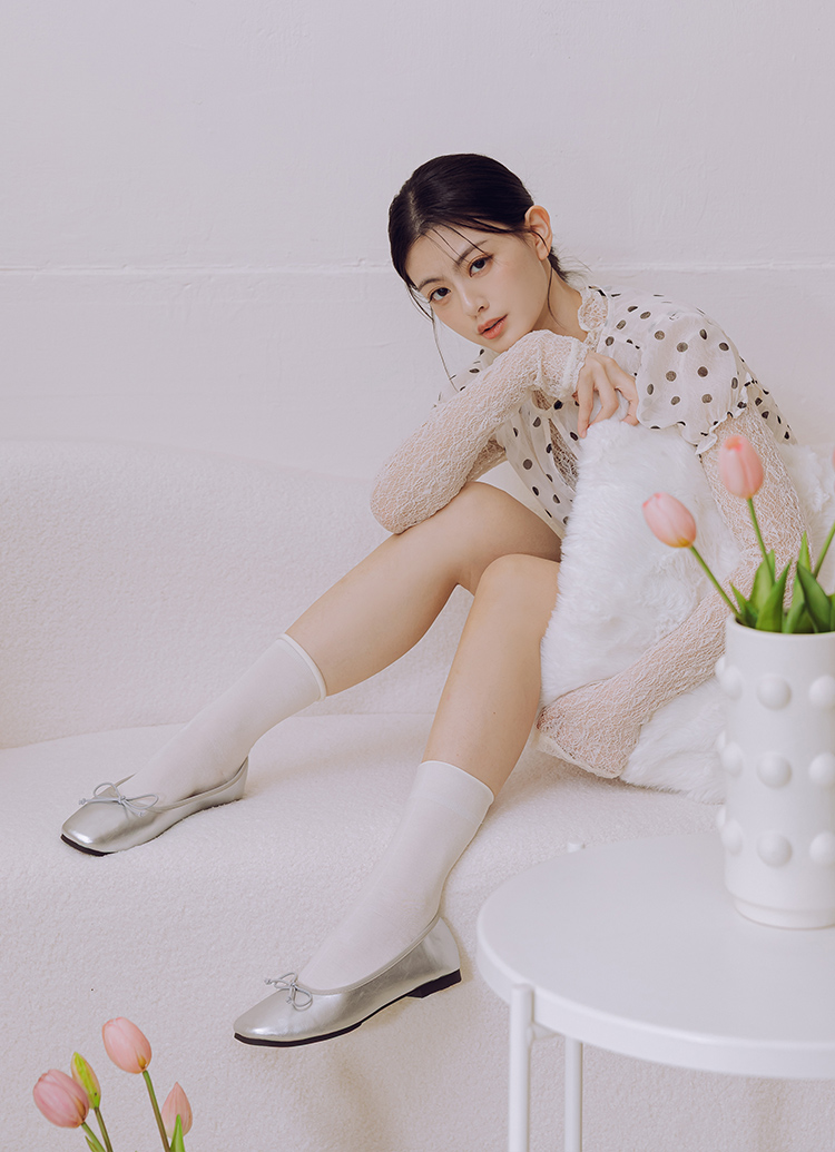 GraceGift平價女鞋 時尚秀場 方圓頭 法式經典蝴蝶結芭蕾舞平底娃娃鞋 銀色