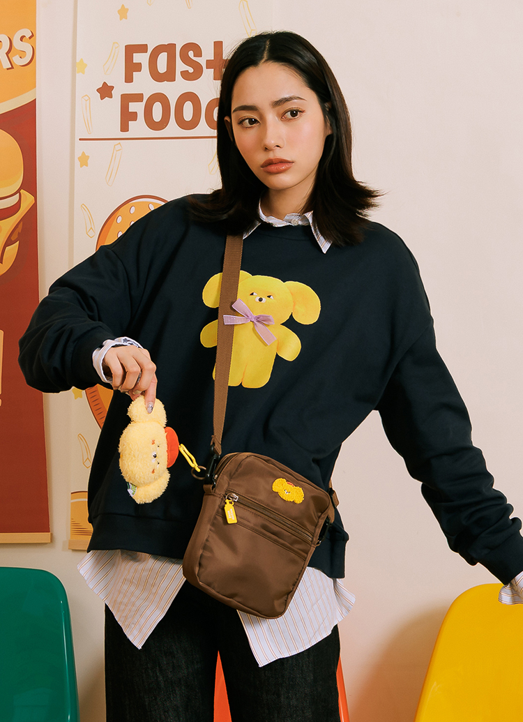 GraceGift Wasabi Bear聯名 黃芥末熊 熊雙層斜背尼龍隨身包 咖色 實拍圖