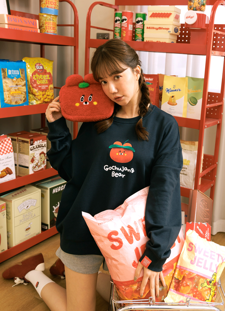 GraceGift Wasabi Bear聯名 辣椒醬熊 格紋絨毛化妝包 正紅色 實拍圖