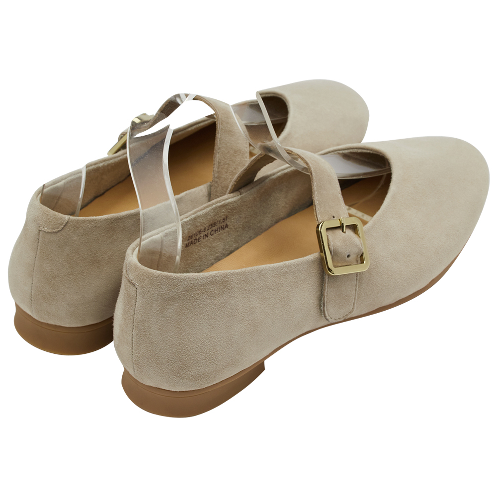 GraceGift 平價女鞋 時尚秀場 圓頭 精品級金屬方釦真皮平底瑪莉珍鞋 卡其色