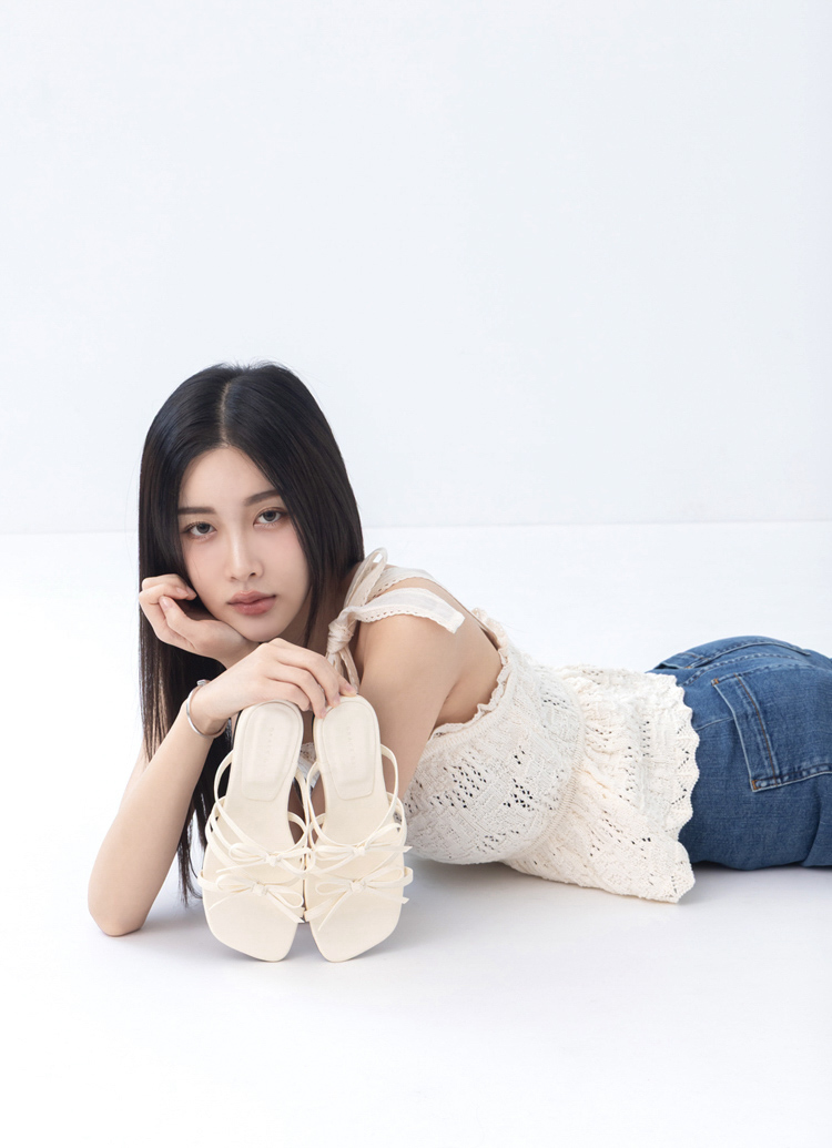 GraceGift平價女鞋 時尚秀場 方頭 韓系雙蝴蝶結細帶平底拖鞋 米白色