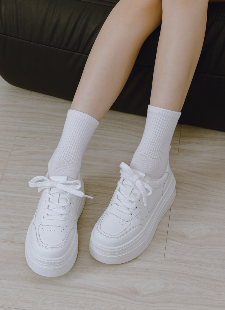 GraceGift 平價女鞋 時尚秀場 圓頭  零負重輕量級厚底休閒小白鞋  白色