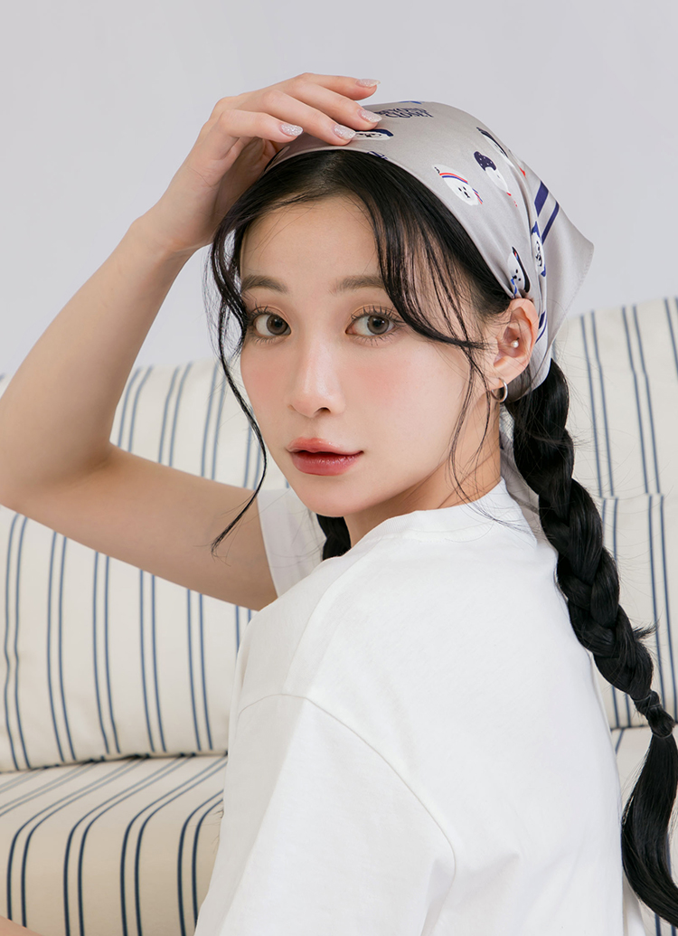 韓國Beyond Closet 滿版比熊印花真絲方巾 淺灰