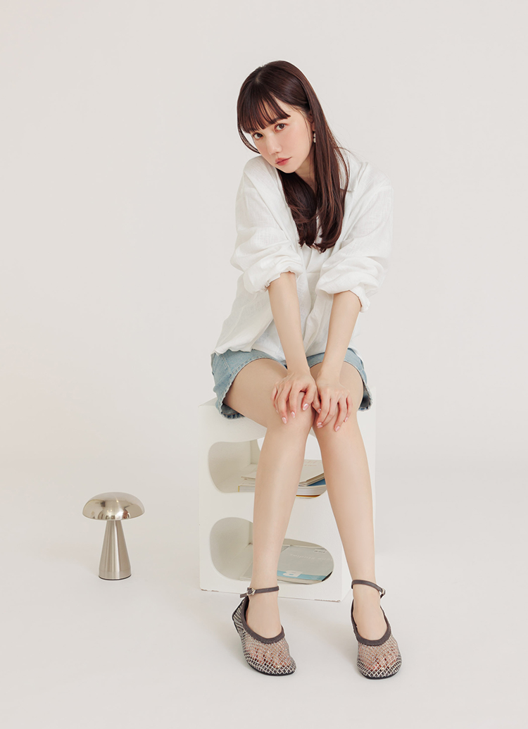 GraceGift平價女鞋 灰色滿版燙鑽漁網細帶繞踝圓頭平底芭蕾舞鞋