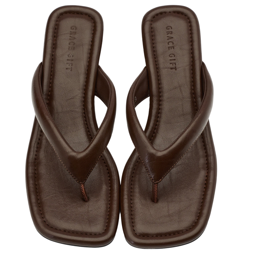 GraceGift 平價女鞋 時尚秀場 方頭 韓系慵懶人字中跟拖鞋 咖色