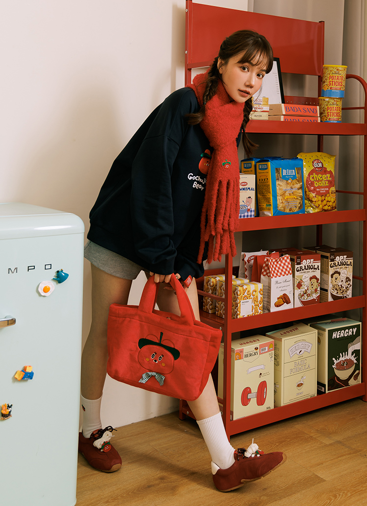 GraceGift Wasabi Bear聯名 辣椒醬熊 顆粒仿羊毛流蘇圍巾 正紅色 實拍圖