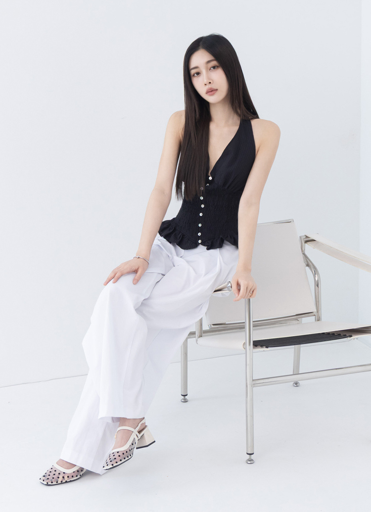 GraceGift平價女鞋 時尚秀場 方頭 日系方頭波點網紗後空跟鞋 米白色