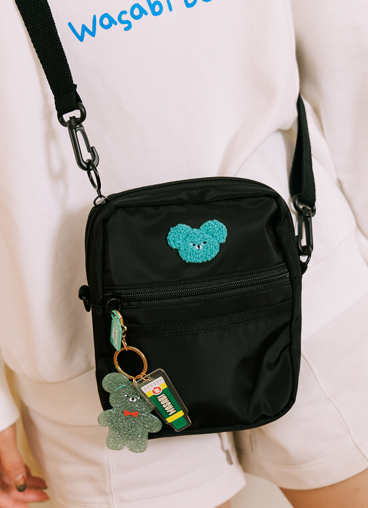 GraceGift Wasabi Bear聯名 芥末熊 熊雙層斜背尼龍隨身包 黑色 實拍圖