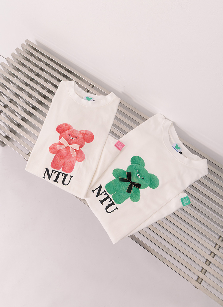 GraceGift Wasabi Bear聯名 Wasabi Bear X NTU粉芥末熊蝴蝶結印花情侶短袖T恤 粉色