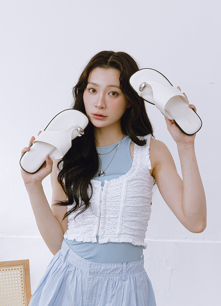 GraceGift 平價女鞋 時尚秀場 輕奢金屬套趾澎澎雲感平底拖鞋 杏色