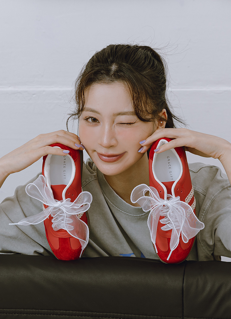 GraceGift 平價女鞋 復古摩登 真皮拼接薄底德訓鞋 附柔光紗帶 正紅色 實品圖