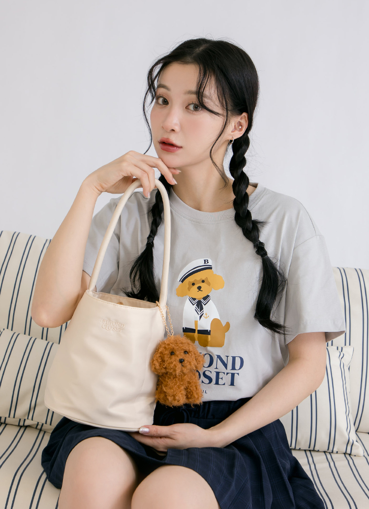韓國Beyond Closet 輕量尼龍水桶手提肩背包 米白 附貴賓狗絨毛掛飾