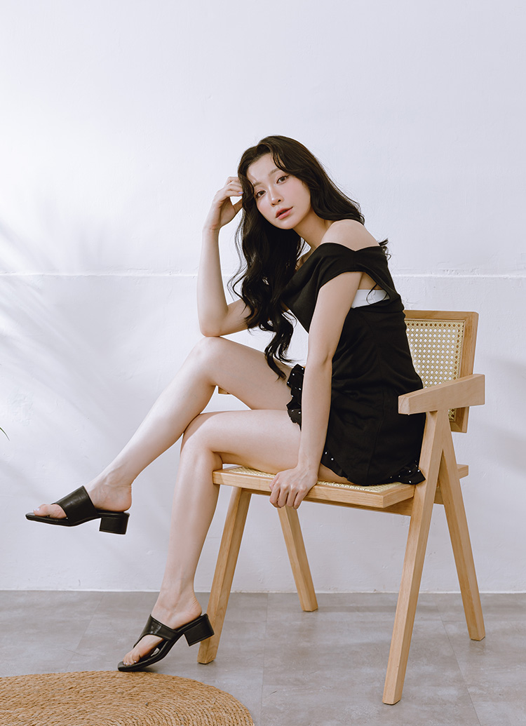 GraceGift 平價女鞋 時尚秀場 方頭 極簡美學柔感人字中跟拖鞋 黑色