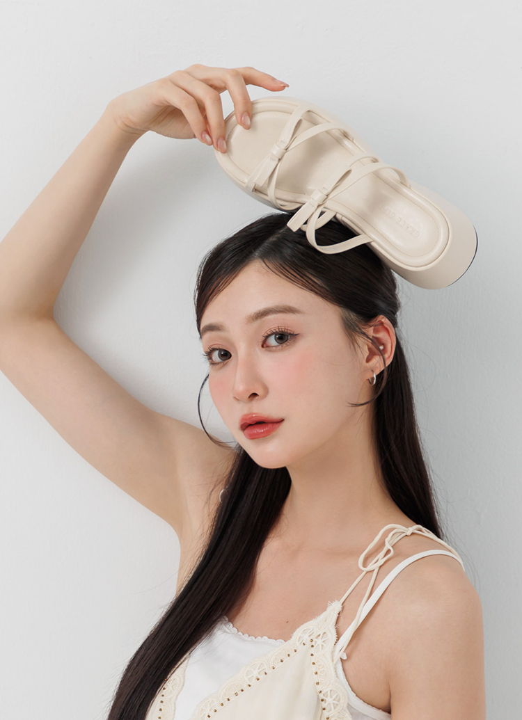 GraceGift平價女鞋 時尚秀場 圓頭 時髦高挑雙蝴蝶結楔型厚底拖鞋 米白色