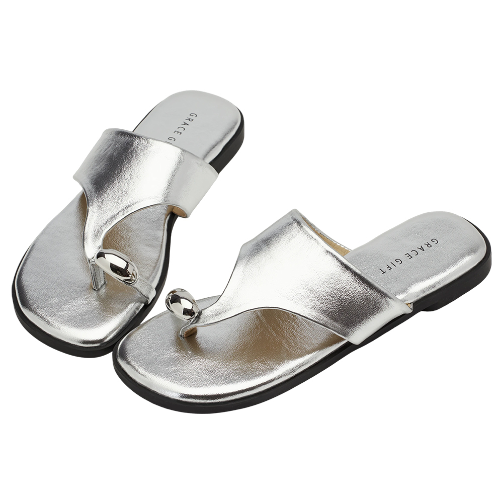 GraceGift 平價女鞋 時尚秀場 輕奢金屬套趾澎澎雲感平底拖鞋 銀色
