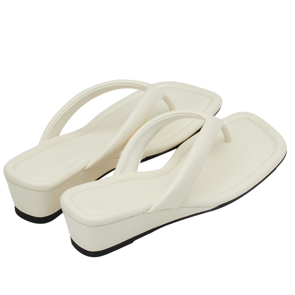 GraceGift 平價女鞋 時尚秀場 方頭 韓系慵懶人字中跟拖鞋 米白色