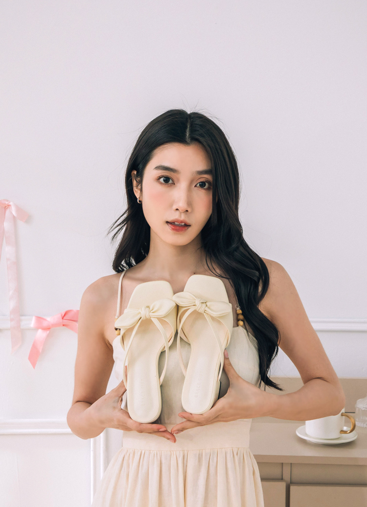 GraceGift平價女鞋 時尚秀場 方頭 日雜感蝴蝶結寬帶低跟拖鞋 米白色