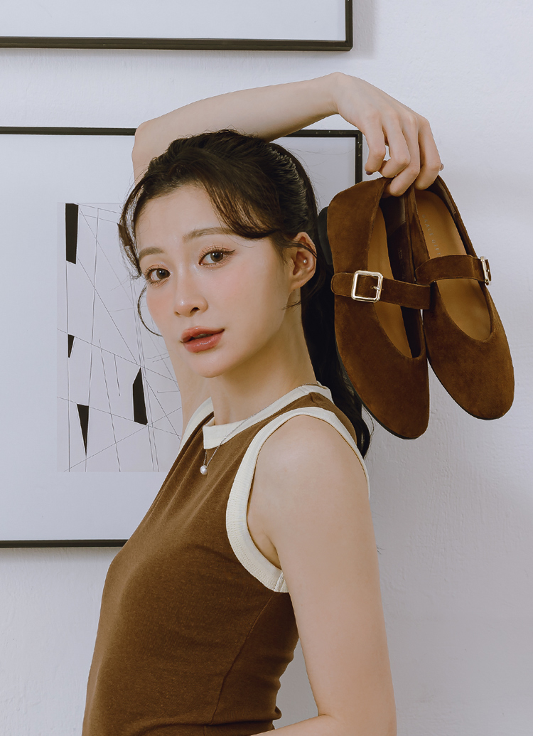 GraceGift 平價女鞋 時尚秀場 圓頭 精品級金屬方釦真皮平底瑪莉珍鞋 咖色