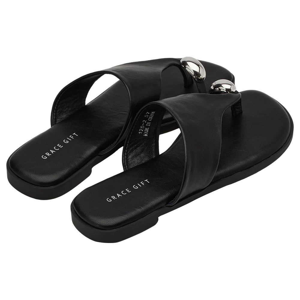 GraceGift 平價女鞋 時尚秀場 輕奢金屬套趾澎澎雲感平底拖鞋 黑色