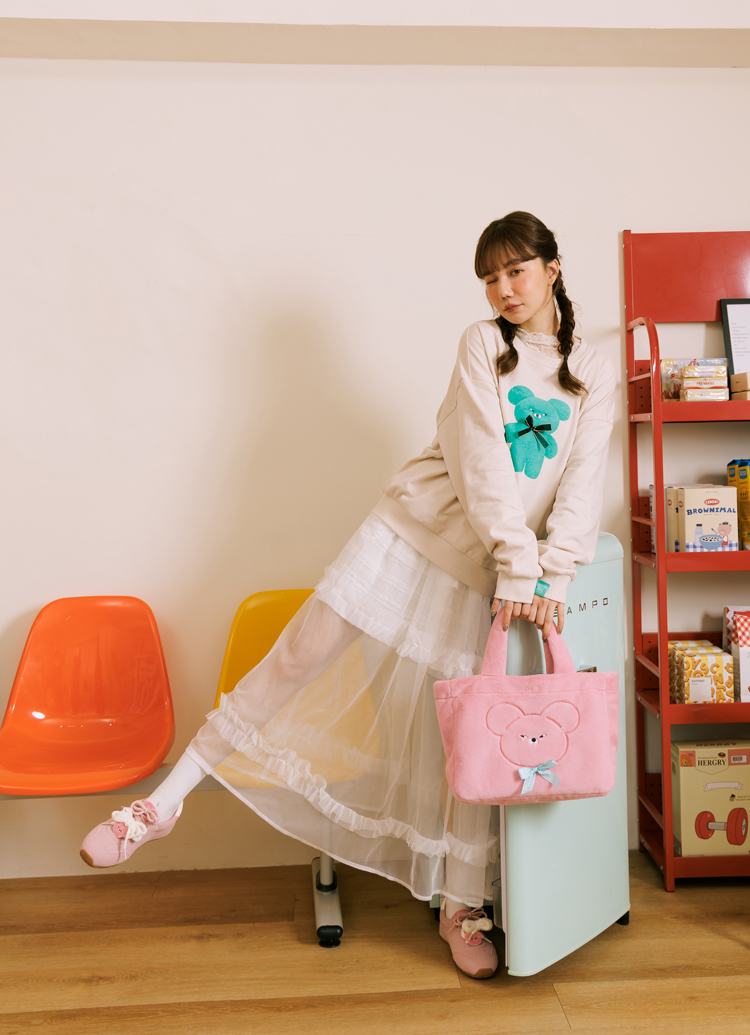 GraceGift Wasabi Bear聯名 芥末熊 蝴蝶結撞色印花大學T 卡其色 實拍圖