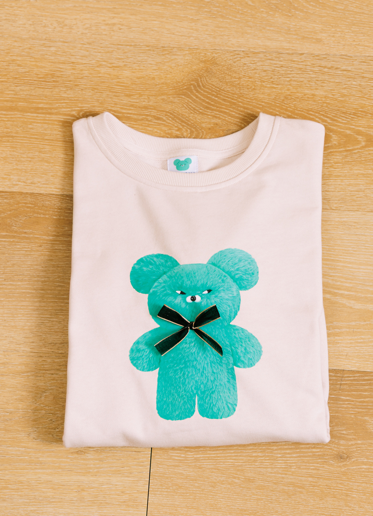 GraceGift Wasabi Bear聯名 芥末熊 蝴蝶結撞色印花大學T 卡其色 實拍圖