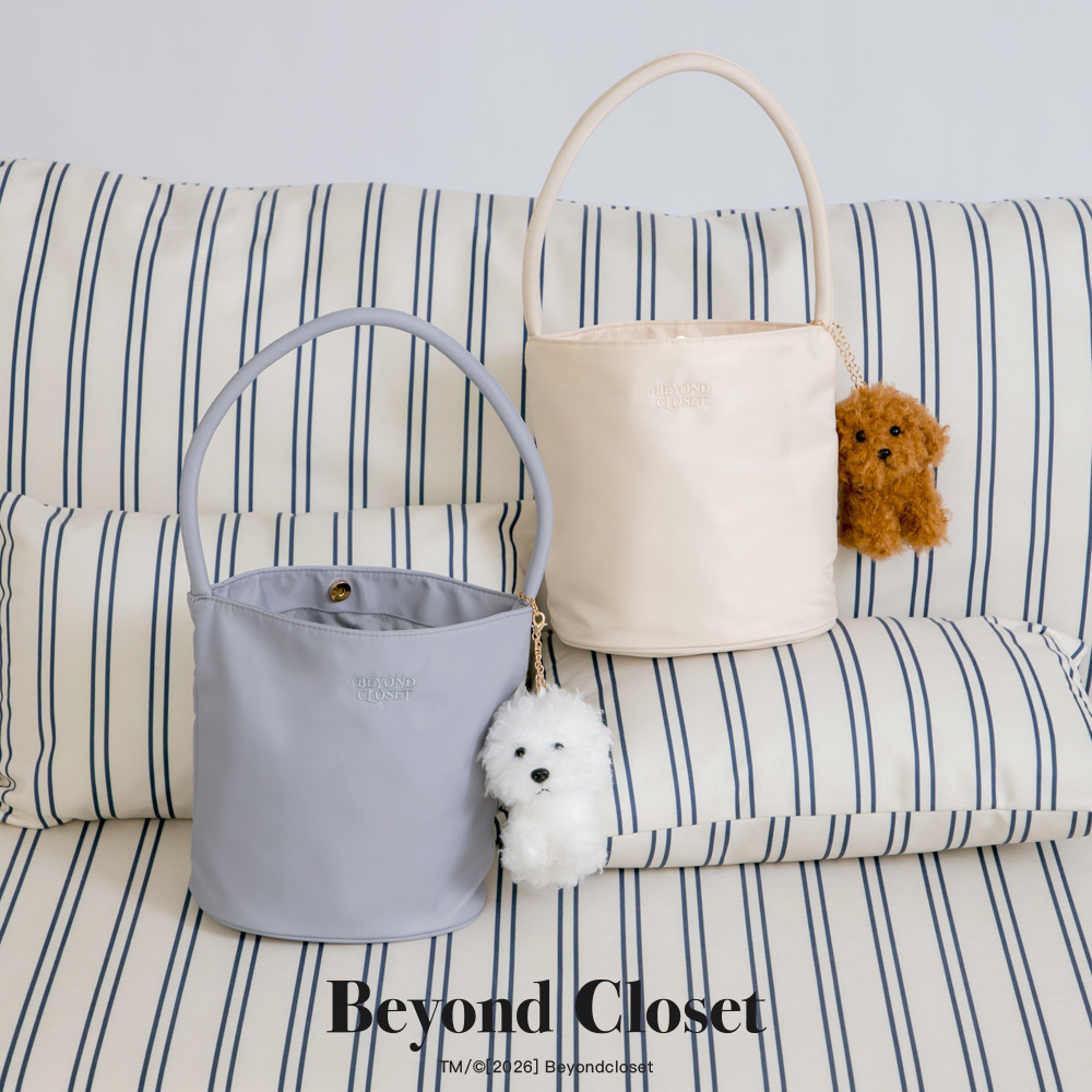 韓國Beyond Closet 輕量尼龍水桶手提肩背包 淺灰 附比熊犬絨毛掛飾