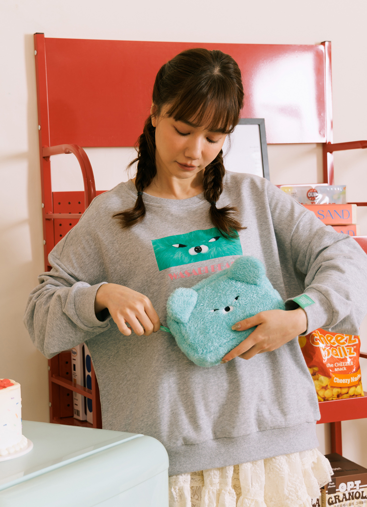 GraceGift Wasabi Bear聯名 芥末熊 格紋絨毛化妝包 藍綠色 實拍圖