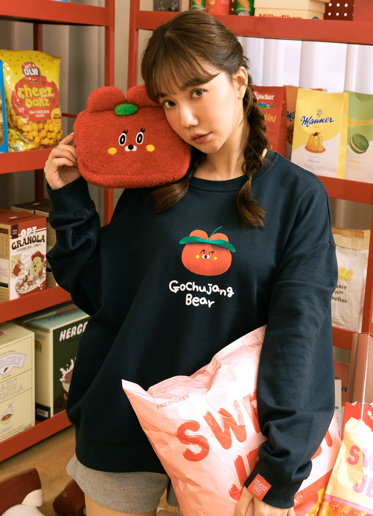 GraceGift Wasabi Bear聯名 辣椒醬熊 小頭字母印花大學T 深藍色 實拍圖