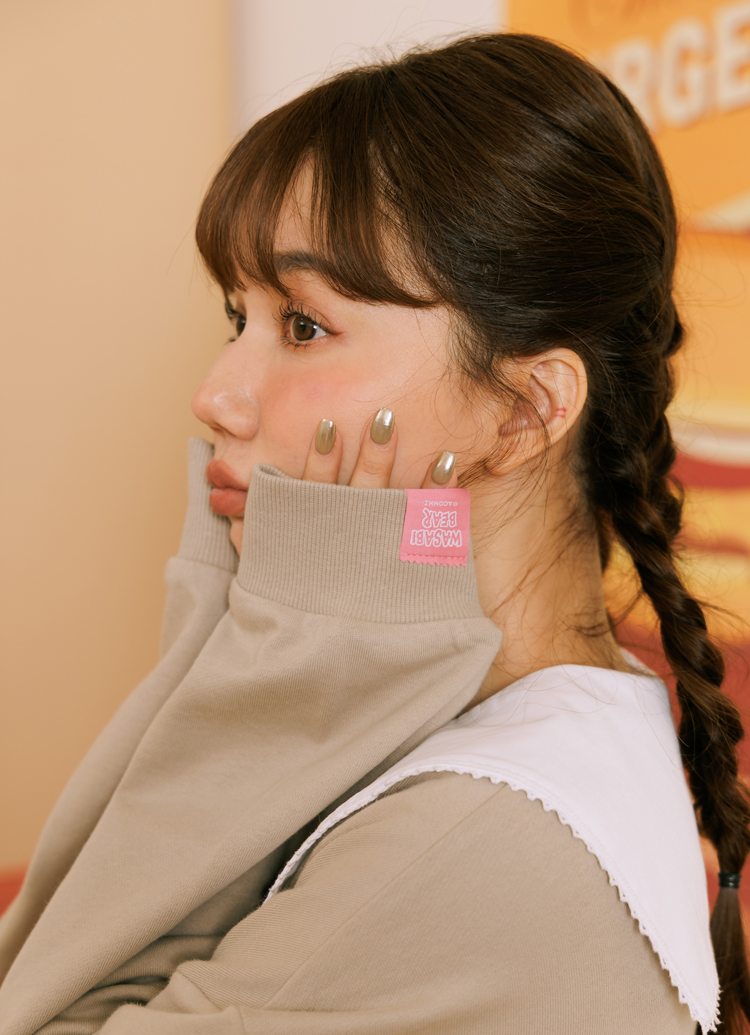 GraceGift Wasabi Bear聯名 粉芥末熊 蝴蝶結撞色印花大學T 卡其色 實拍圖