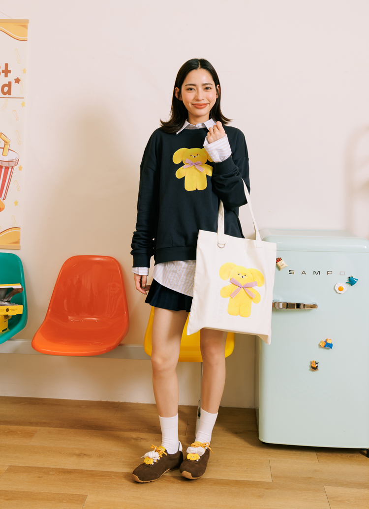 GraceGift Wasabi Bear聯名 黃芥末熊 蝴蝶結撞色印花大學T 黑色 實拍圖