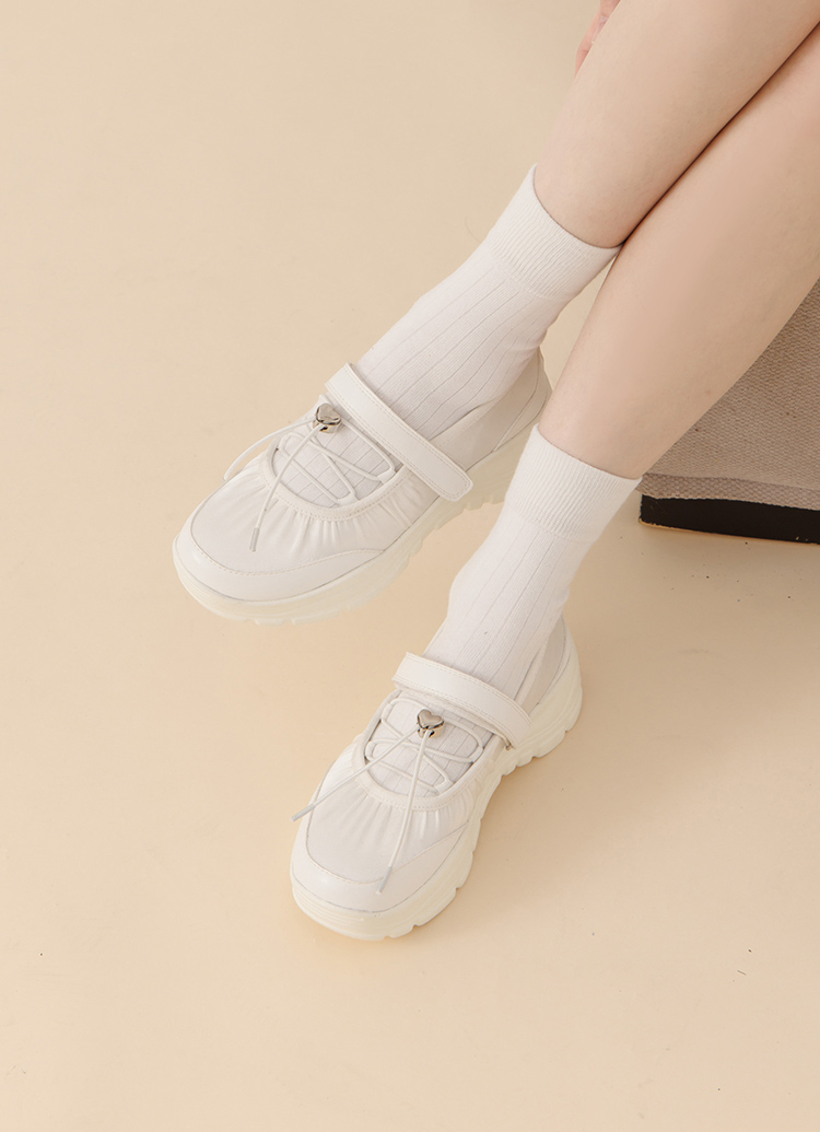 GraceGift平價女鞋 愛心 交叉繫繩 輕量厚底 芭蕾舞運動鞋 米白