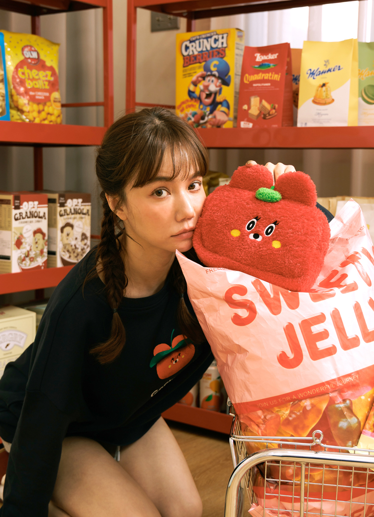 GraceGift Wasabi Bear聯名 辣椒醬熊 格紋絨毛化妝包 正紅色 實拍圖