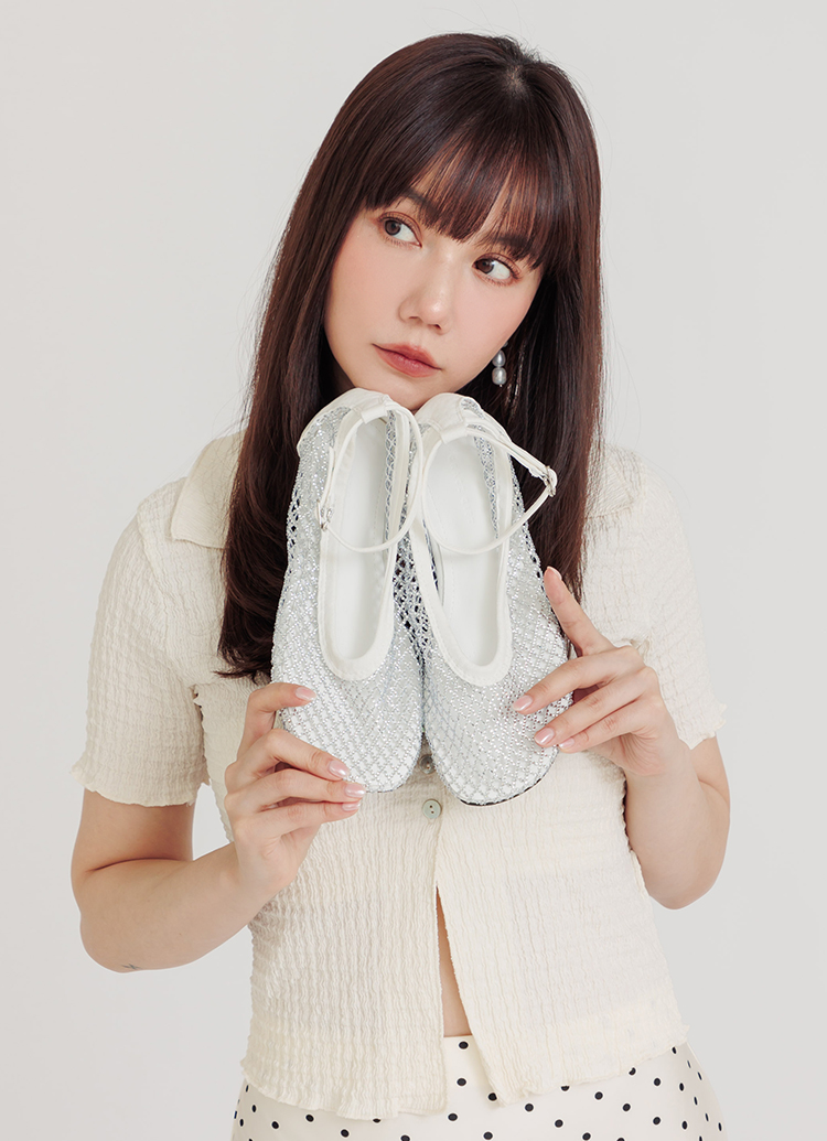 GraceGift平價女鞋 白色滿版燙鑽漁網細帶繞踝圓頭平底芭蕾舞鞋