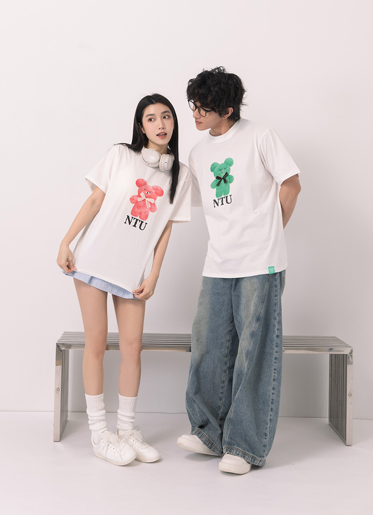 GraceGift Wasabi Bear聯名 Wasabi Bear X NTU粉芥末熊蝴蝶結印花情侶短袖T恤 粉色