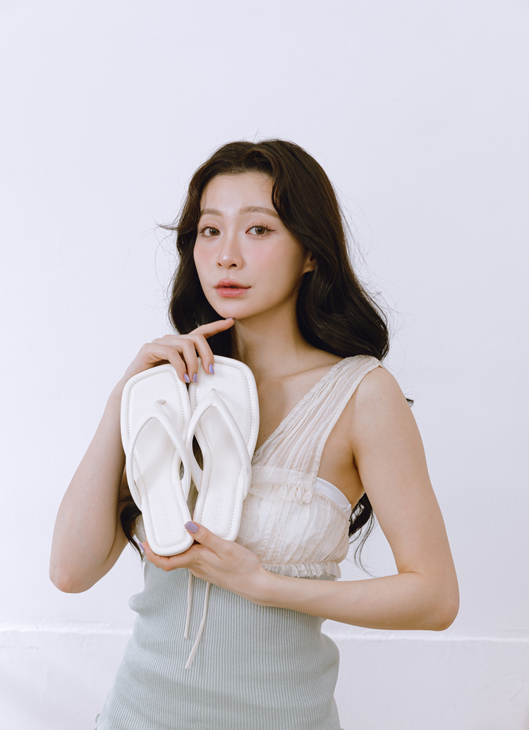 GraceGift 平價女鞋 時尚秀場 方頭 韓系慵懶人字中跟拖鞋 米白色