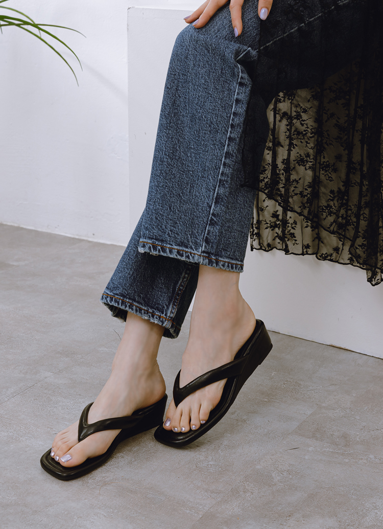 GraceGift 平價女鞋 時尚秀場 方頭 韓系慵懶人字中跟拖鞋 黑色