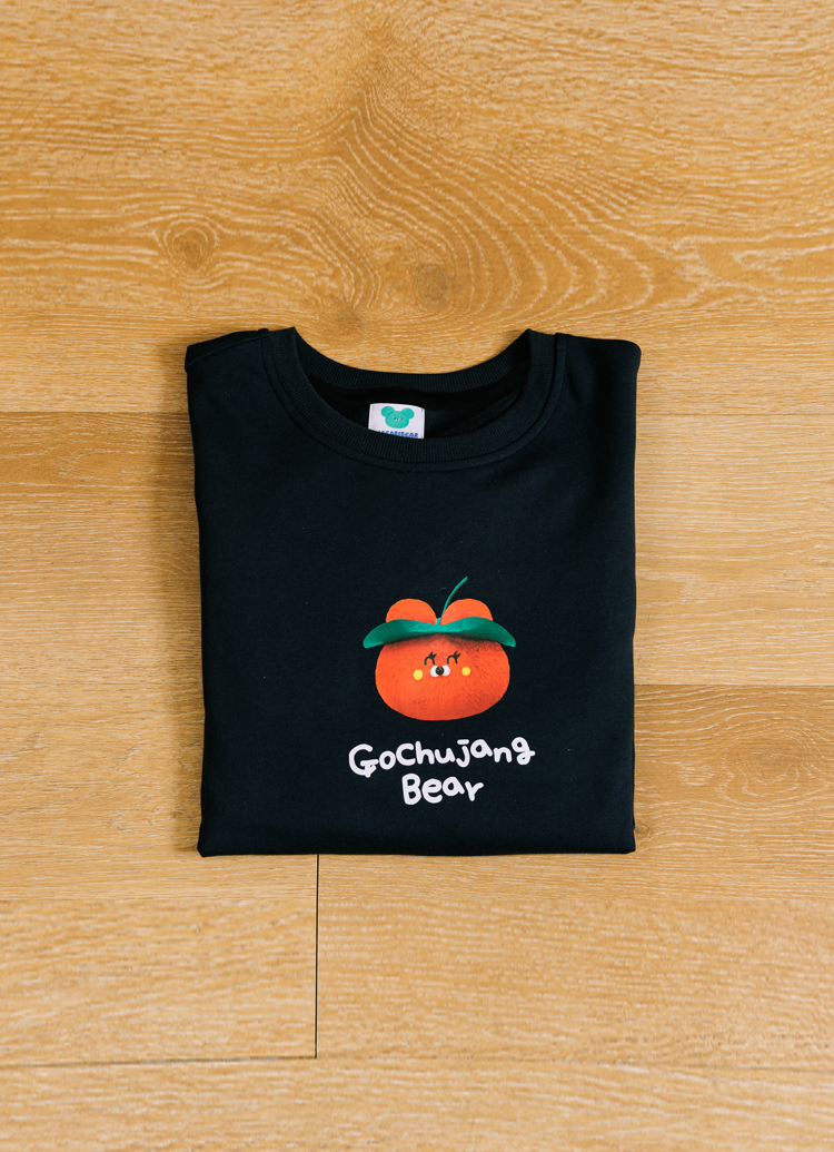 GraceGift Wasabi Bear聯名 辣椒醬熊 小頭字母印花大學T 深藍色 實拍圖