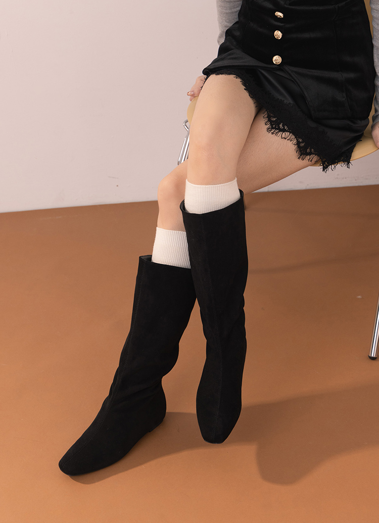 GraceGift平價女鞋 柔感美腿 方頭絨布內增高堆堆長靴 黑