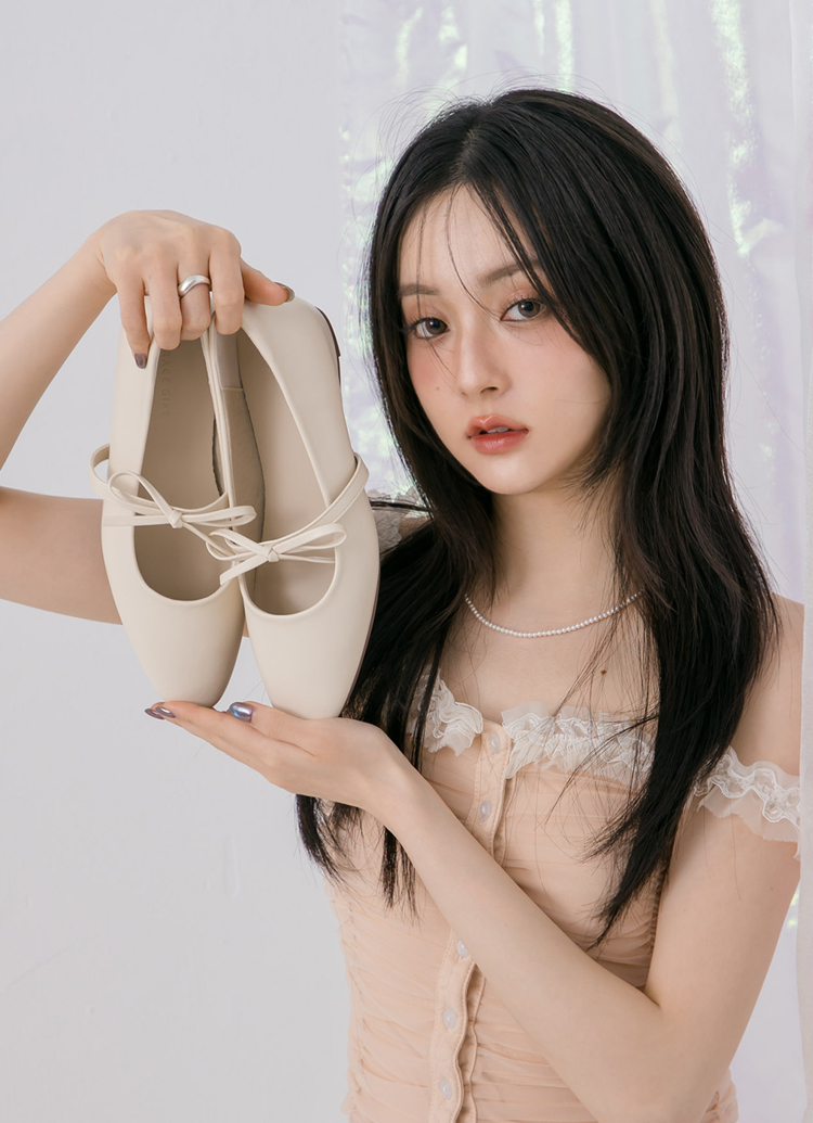 GraceGift平價女鞋 時尚秀場 圓頭 日常可愛感蝴蝶結瑪莉珍內增高平底鞋 米白色