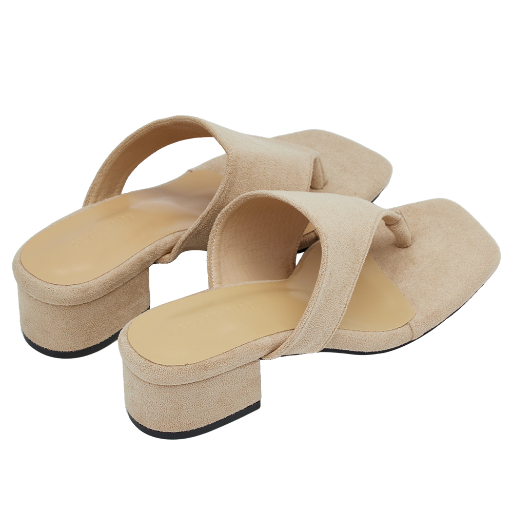 GraceGift 平價女鞋 時尚秀場 方頭 極簡美學柔感人字中跟拖鞋 淺駝色