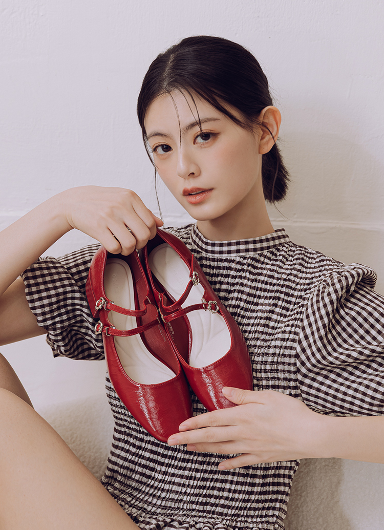 GraceGift平價女鞋 時尚秀場 方圓頭 瑪黑穿搭小花扣環雙帶中跟瑪莉珍鞋 正紅色