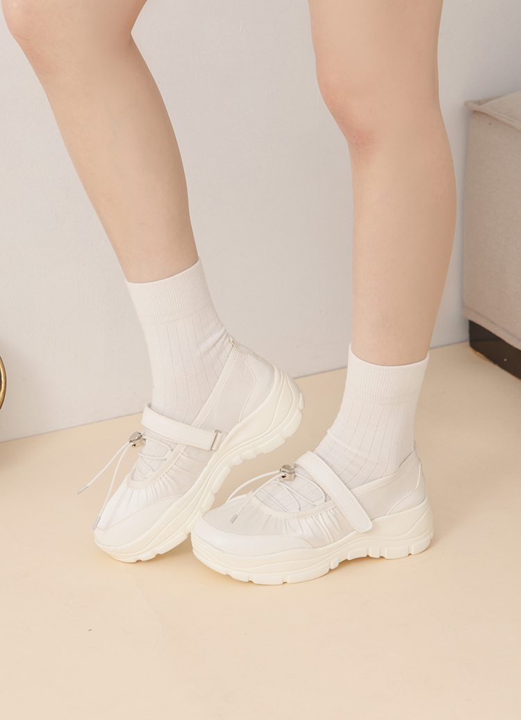 GraceGift平價女鞋 愛心 交叉繫繩 輕量厚底 芭蕾舞運動鞋 米白