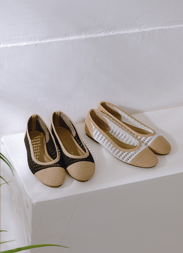 GraceGift 平價女鞋 時尚秀場 圓頭 法式輕透編織拼色平底娃娃鞋 黑色