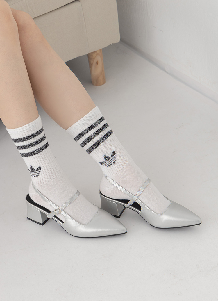 GraceGift平價女鞋 時尚秀場 尖頭  韓系尖頭通勤百搭後空低跟鞋 銀色