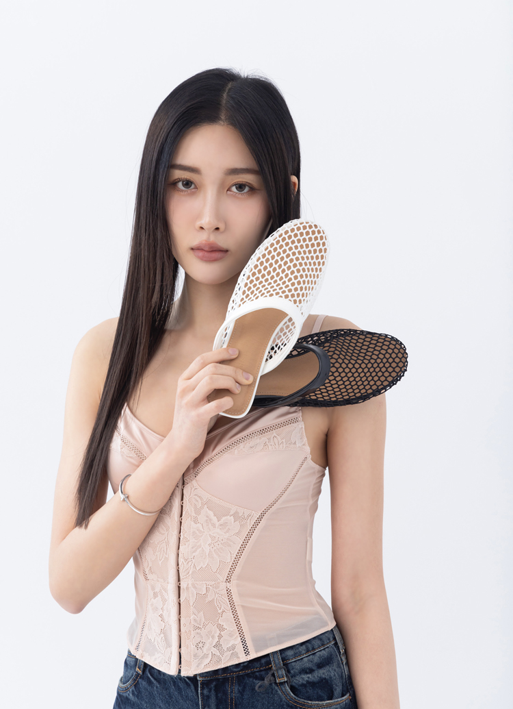 GraceGift平價女鞋 時尚秀場 圓頭 時髦編網透感平底穆勒拖鞋 米白色