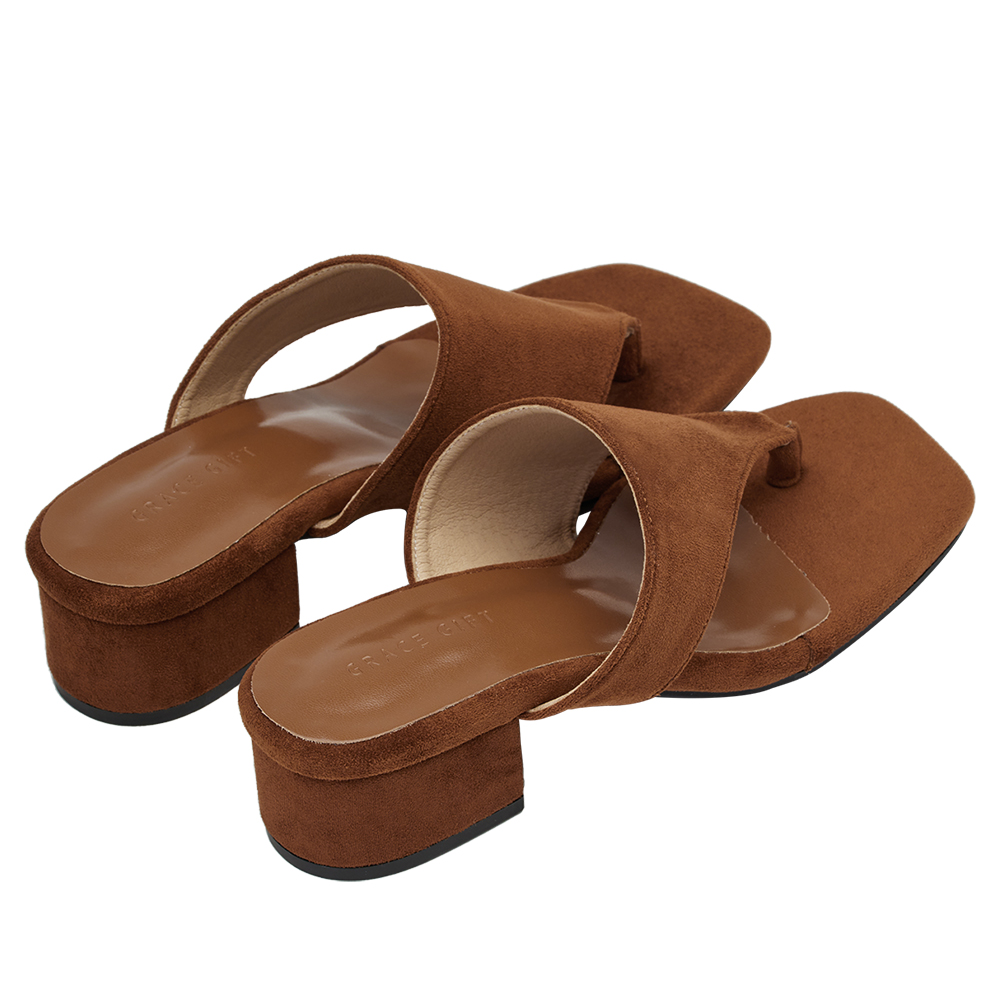 GraceGift 平價女鞋 時尚秀場 方頭 極簡美學柔感人字中跟拖鞋 棕色